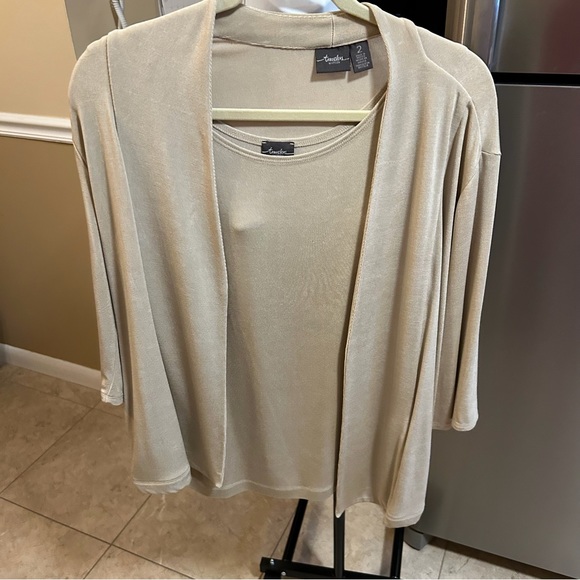 Woman’s two piece top set . - Picture 1 of 7